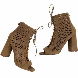 Nasty Gal Cut-It-Close Tan Lace-Up Laser Cut Perforated Chunky Heel Shoes 7.5